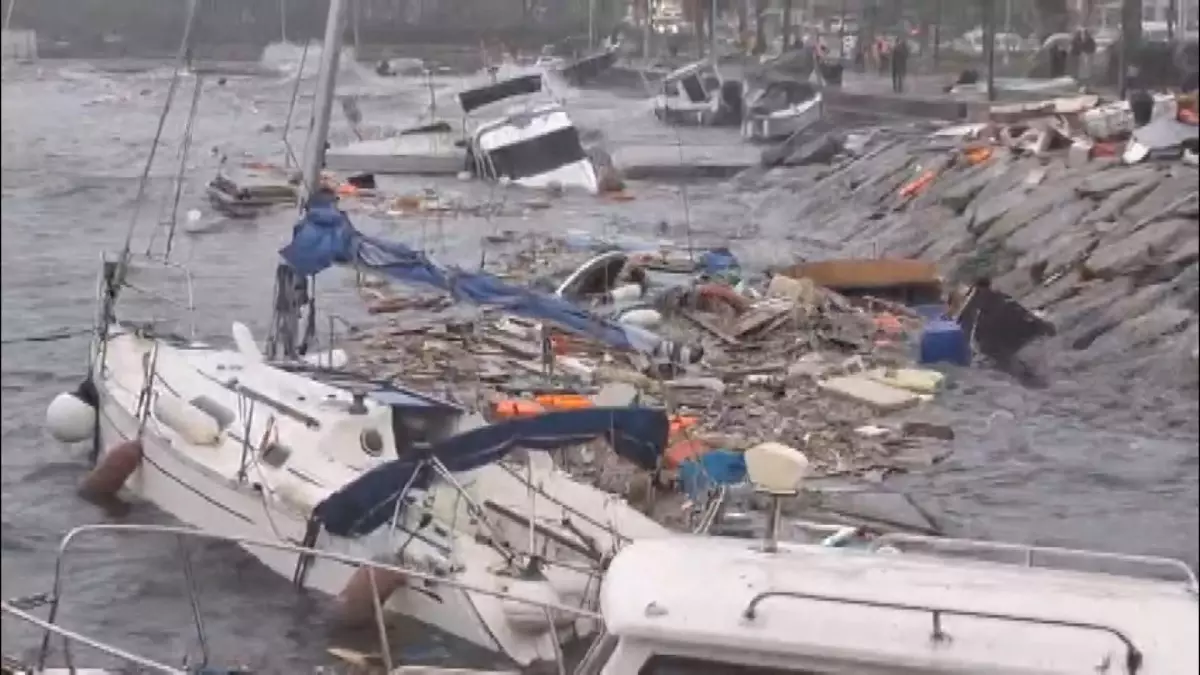 Tuzla\'da Fırtına Tekne Alabora Etti