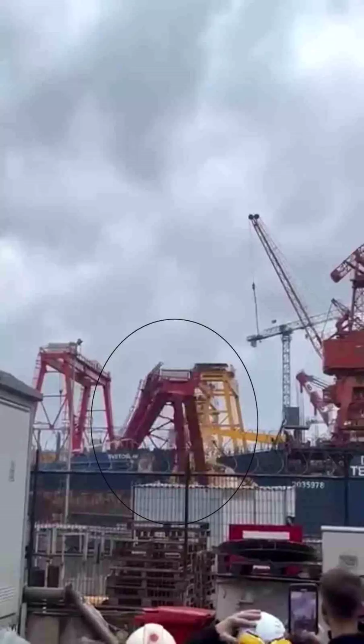 İstanbul\'da Şiddetli Rüzgar Kule Vinci Devrildi