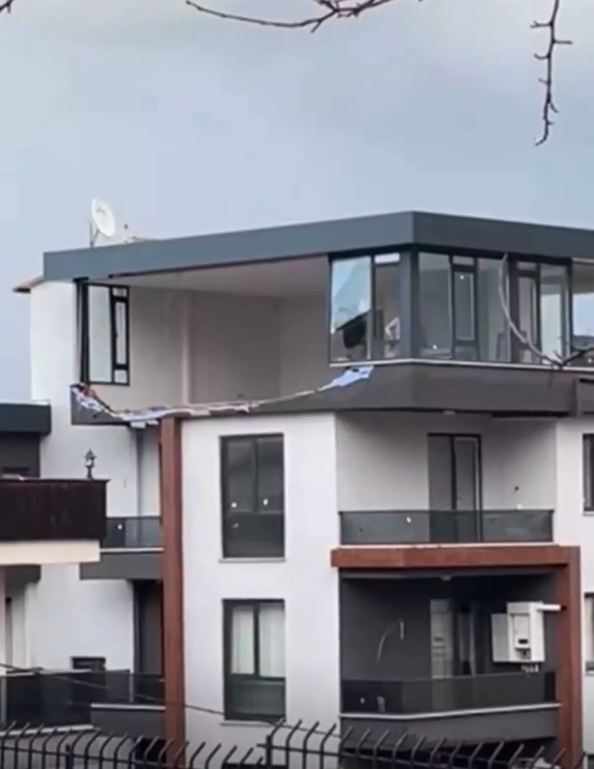 Yalova\'da Fırtına Balkon Duvarını Yıktı