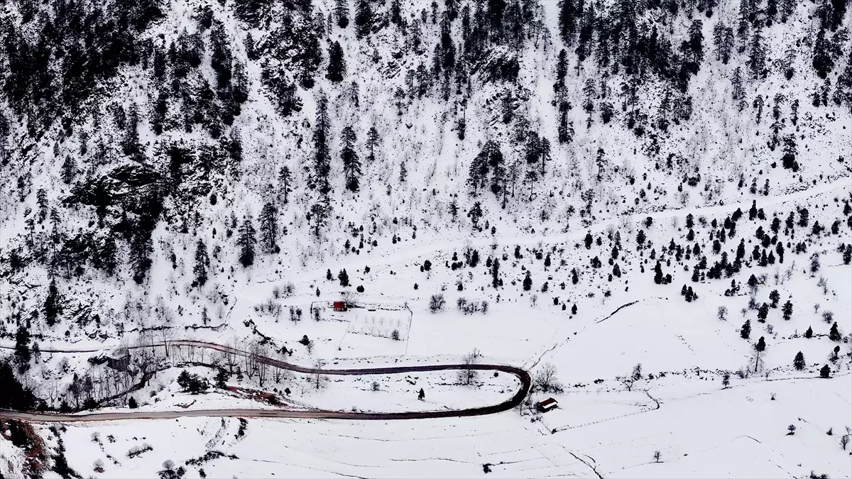 Aladağlar\'da Kar Manzarası