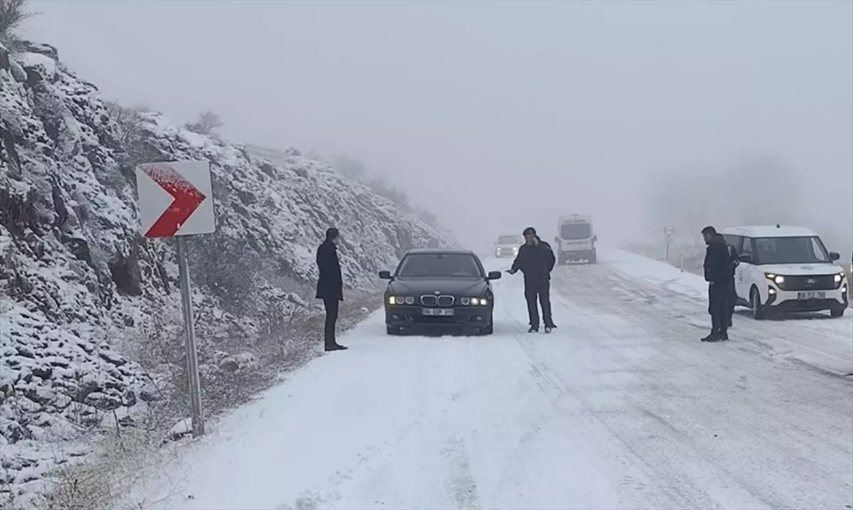 Güdül\'de Kar Yağışı Hayatı Olumsuz Etkiliyor