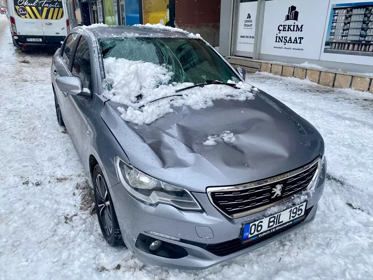 Ardahan\'da Otomobile Çatıdan Kar ve Buz Düştü