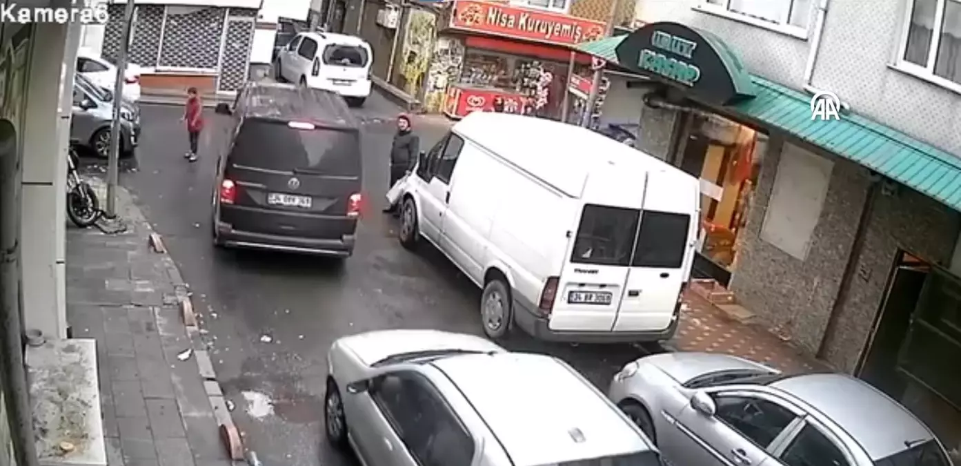 Bayrampaşa\'da bir çocuğun ambulansa yol açmak için trafiği yönlendirmesi kamerada