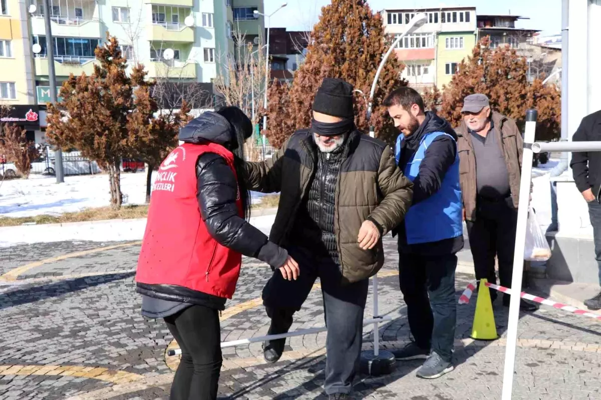 Beyaz bastonlarla engelleri aşmaya çalıştılar