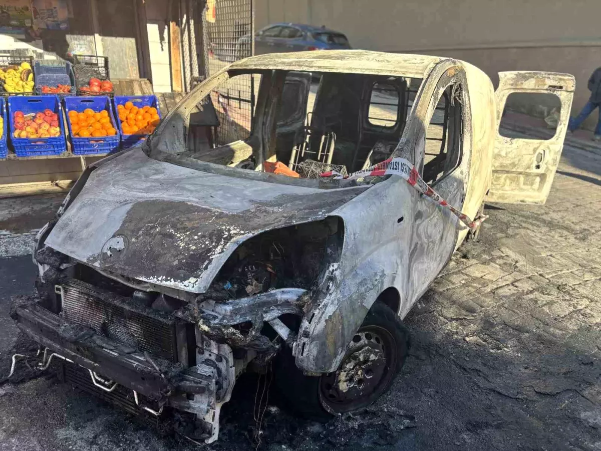 Beyoğlu\'nda Ticari Araç Yandı, Market Zarar Gördü