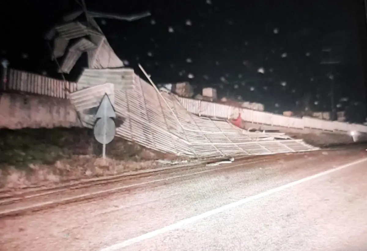 Bilecik\'te Fırtına Fabrika Çatısını Uçurdu