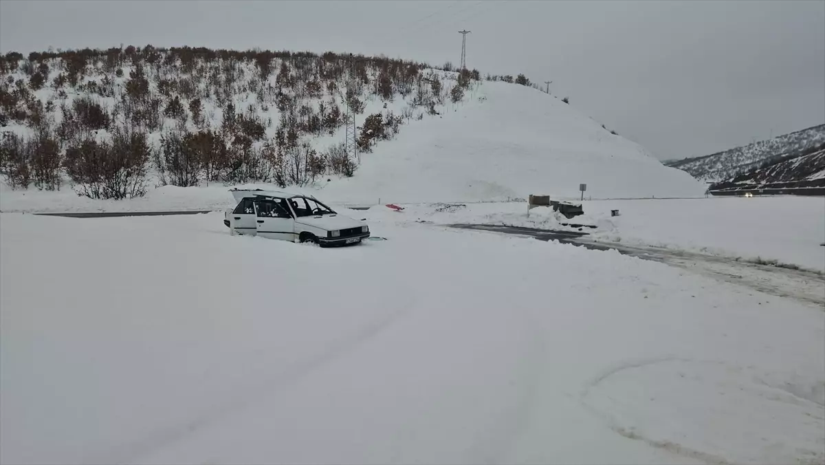 Bingöl\'de Takla Atan Araçta 3 Yaralı