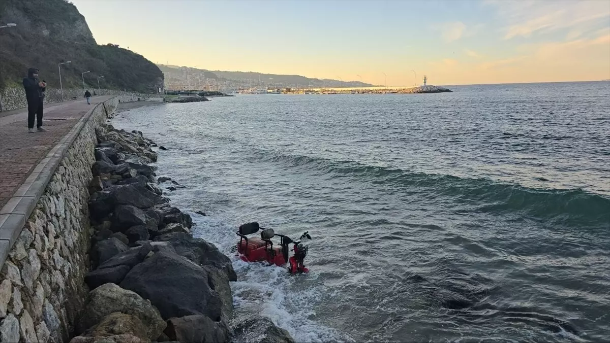 Mudanya\'da Üç Tekerlekli Motosiklet Denize Düştü