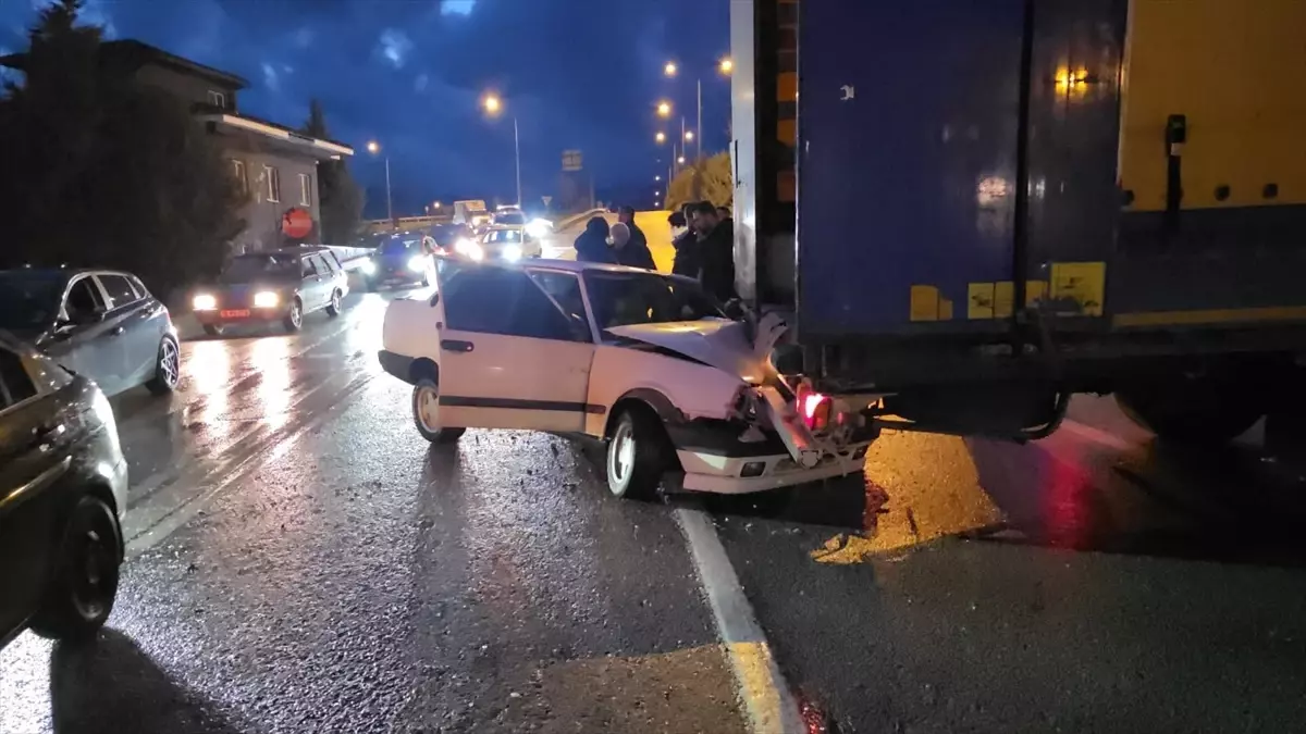 İnegöl\'de Otomobil-Tır Çarpışması: 1 Yaralı