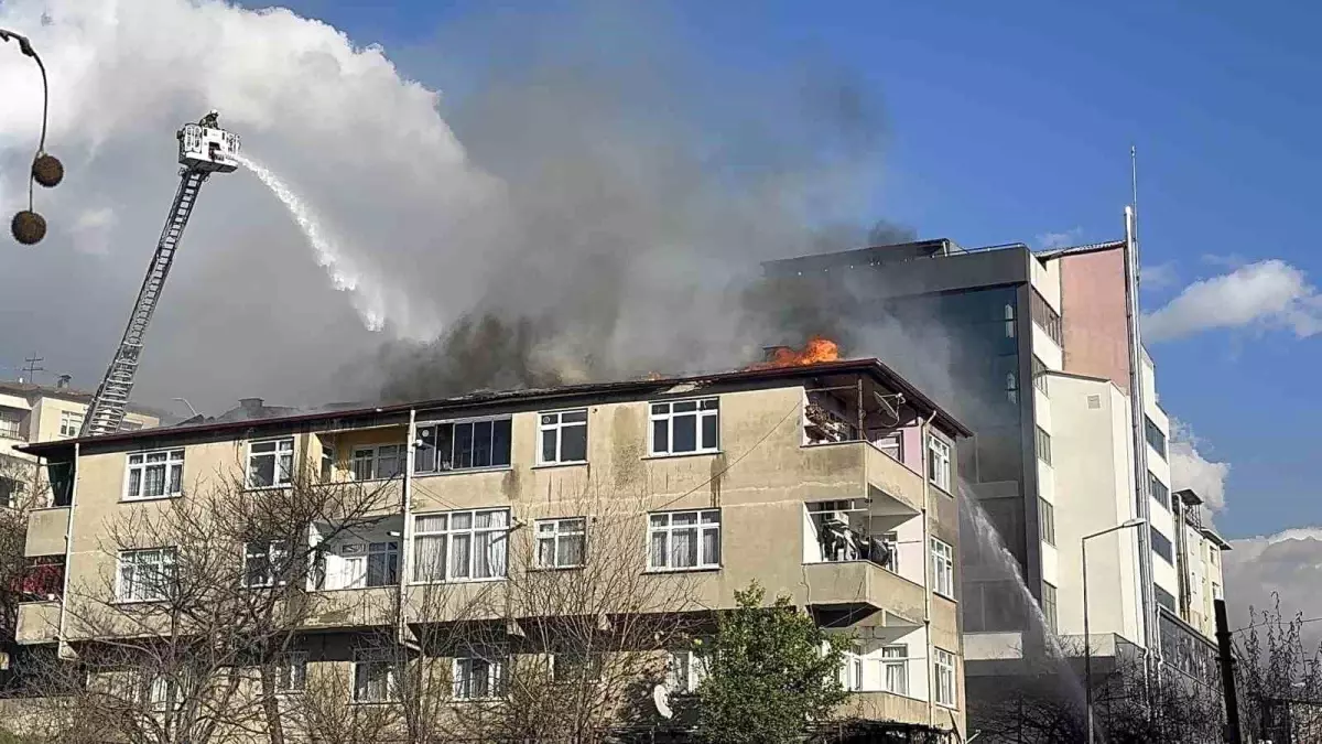 Kocaeli\'nde Çatı Yangını: İtfaiye Müdahale Etti