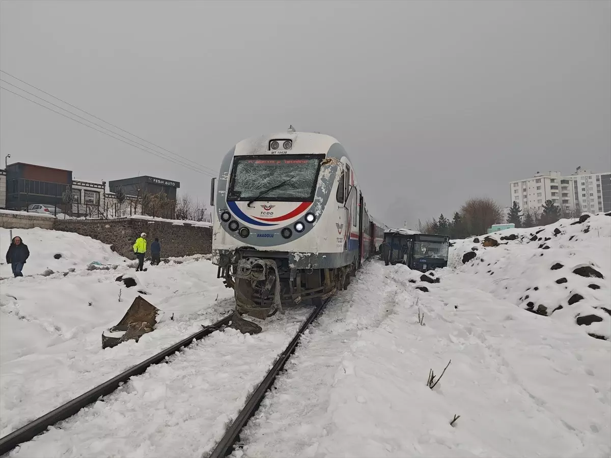 Trenle Çarpışan Otobüsün Sürücüsü Yaralandı