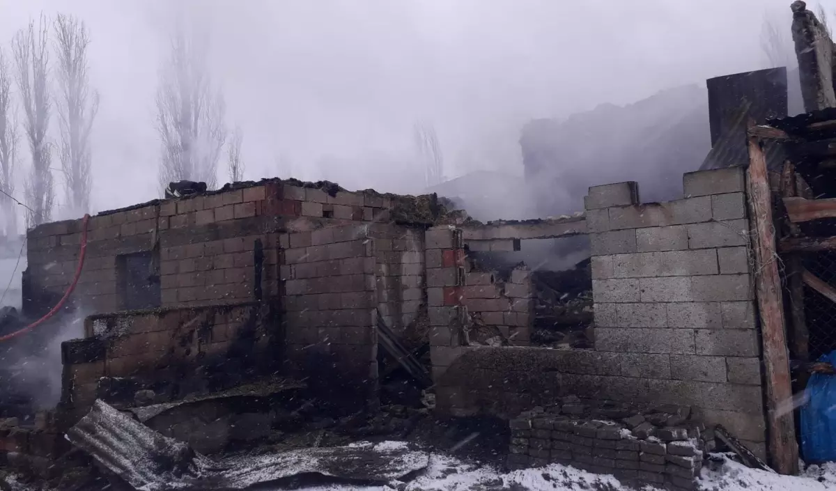 Erzurum\'da yangın: Boş ev ve eklentileri yandı