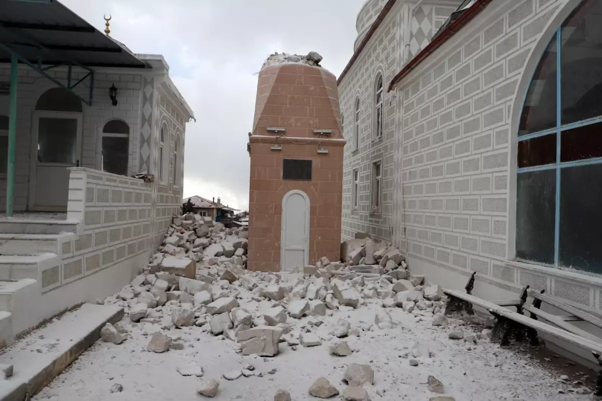 Fırtına Selendi\'de yıkıma neden oldu