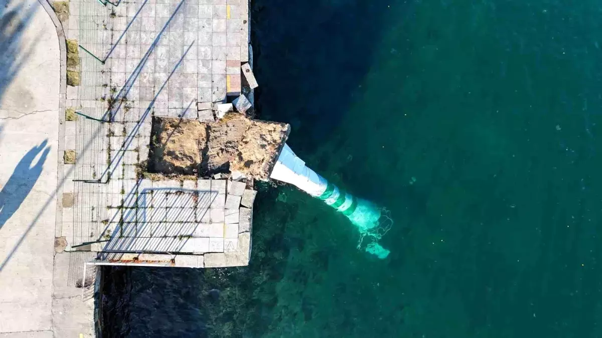 Sarıyer\'de Lodos Deniz Fenerini Devirdi