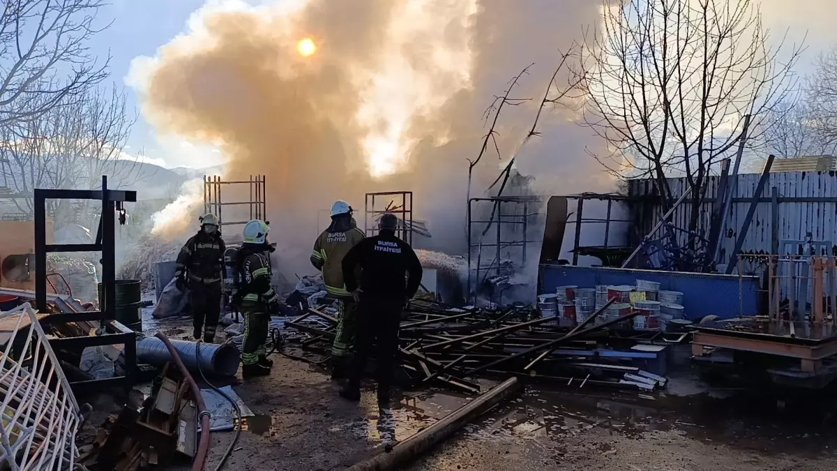 İnegöl\'de Geri Dönüşüm Tesisinde Yangın