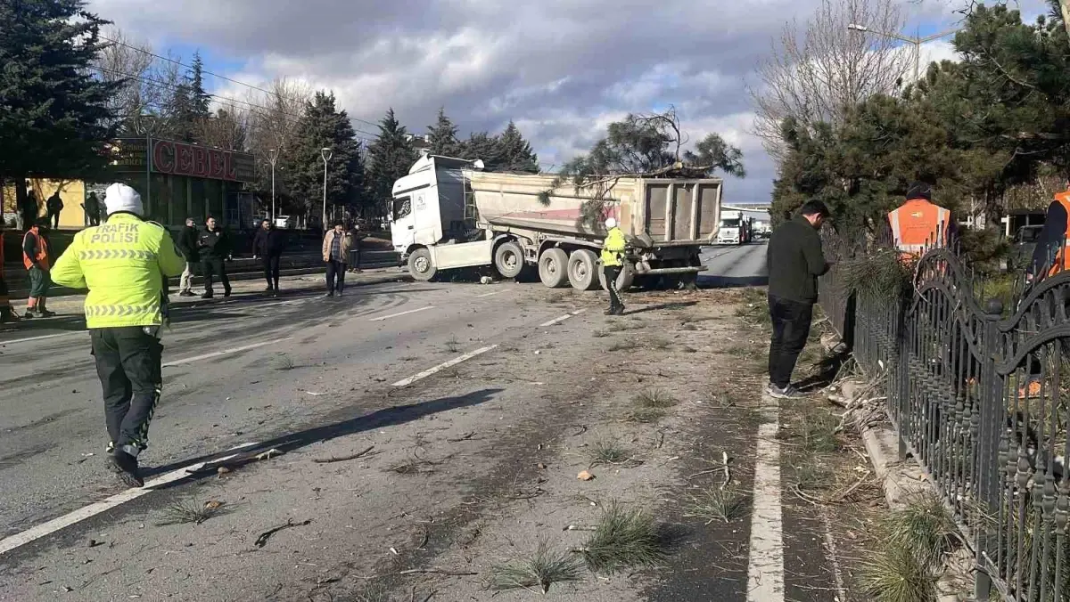 Konya\'da Tır Kazası: Sürücü Ağır Yaralandı