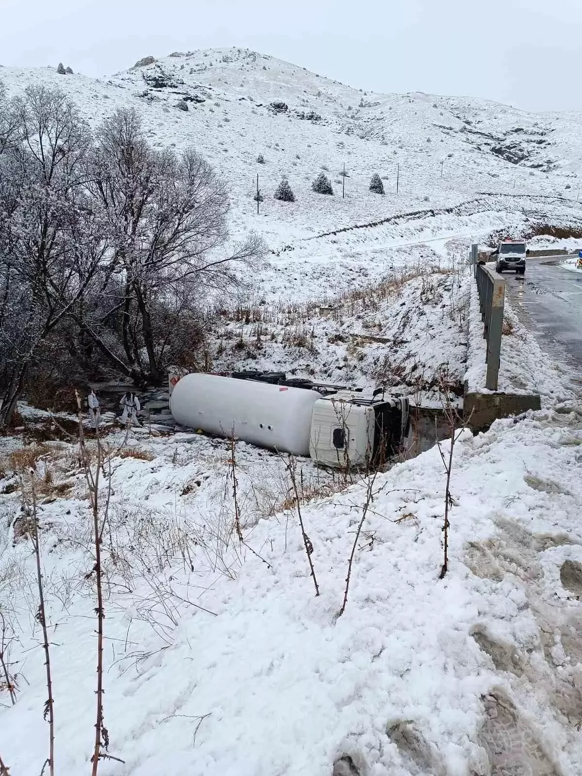 Gümüşhane\'de LPG Yüklü Tanker Devrildi