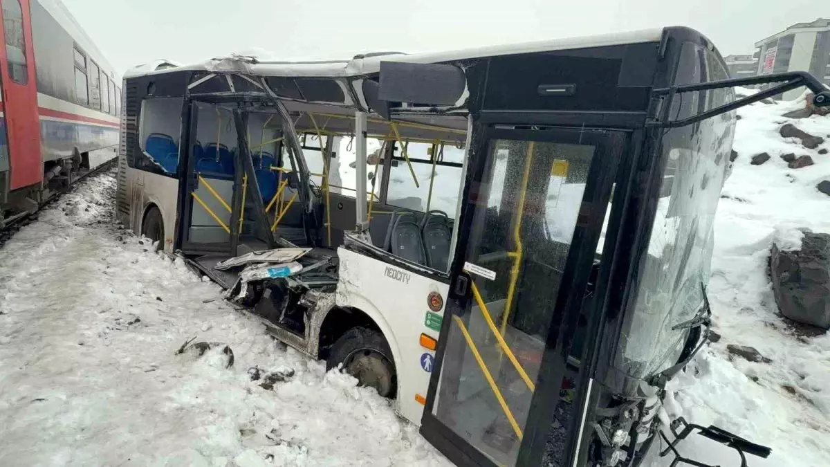 Hemzemin geçitte trenle çarpışan belediye otobüsünün sürücüsü yaralandı