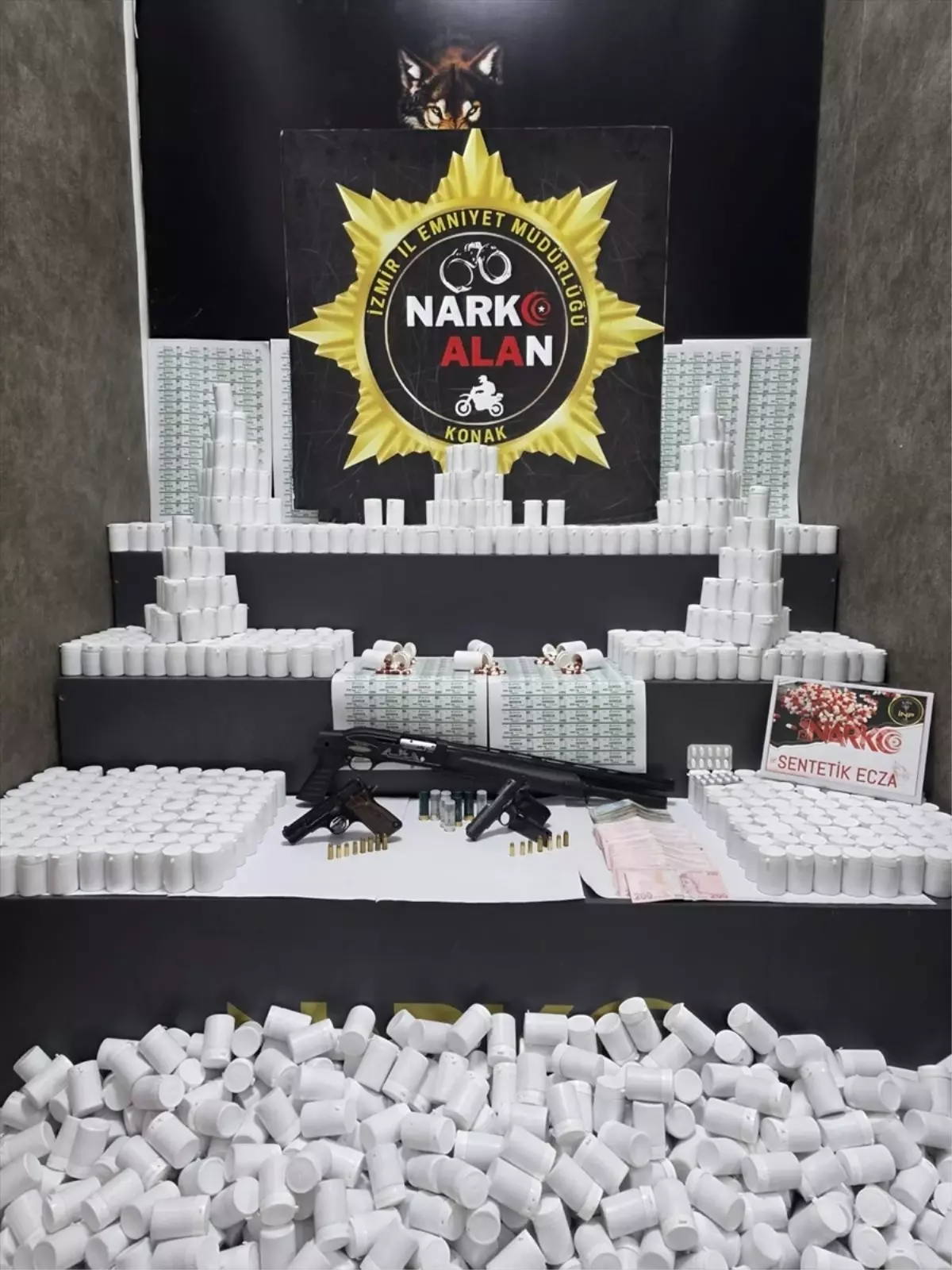 İzmir\'de Uyuşturucu Operasyonu: 108 Bin Ecza Ele Geçirildi