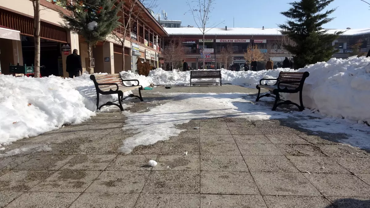 Erciş\'te Karla Sohbet Mola