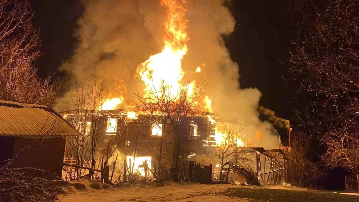 Karabük\'te iki katlı ahşap ev küle döndü