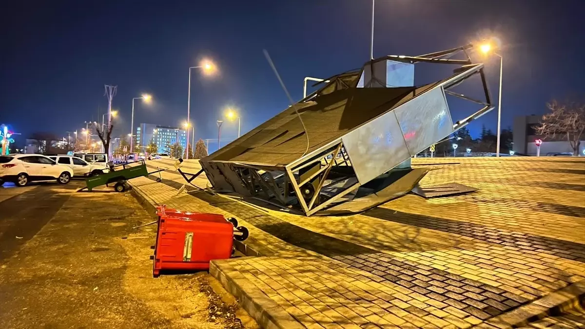 Karaman\'da Fırtına Hayatı Olumsuz Etkiliyor