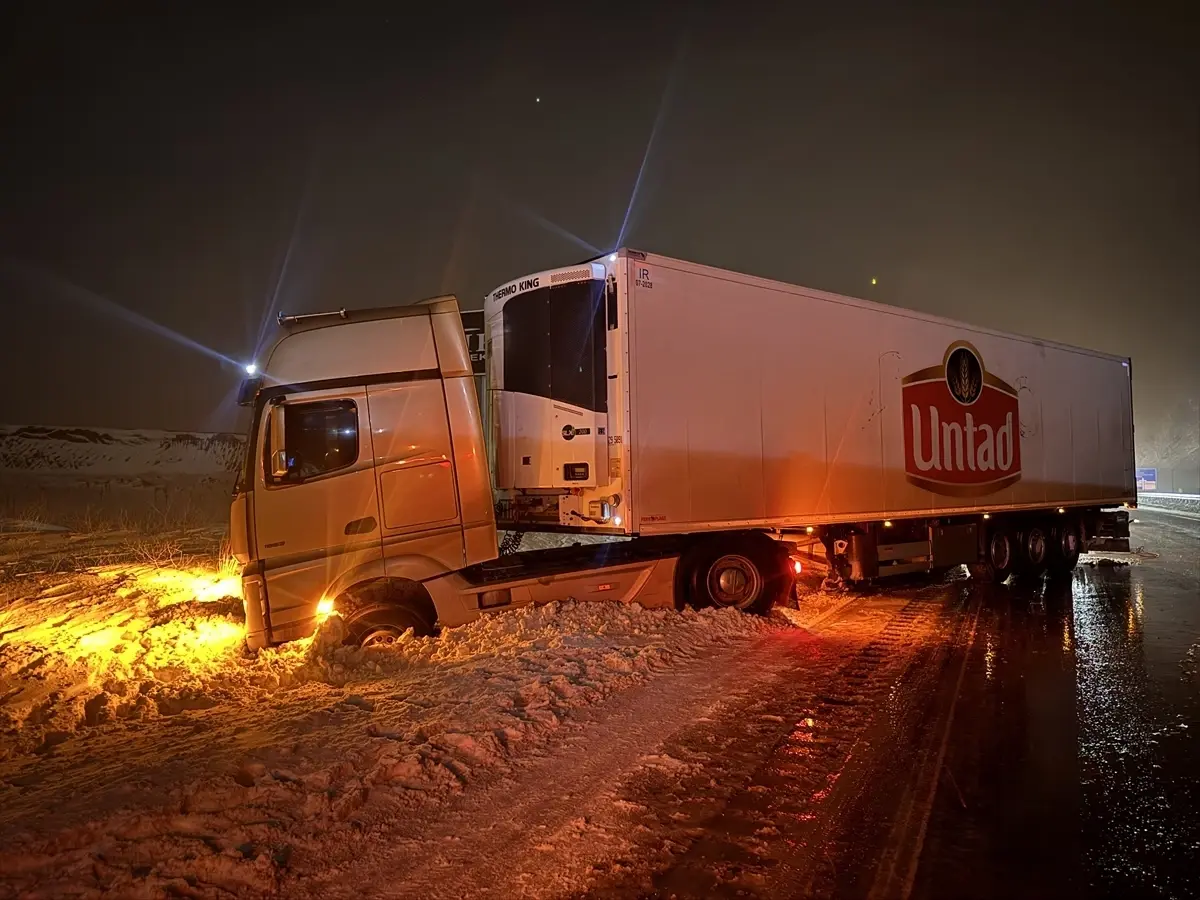 Kayseri-Malatya Yolunda Buzlanma Kazalara Sebep Oldu