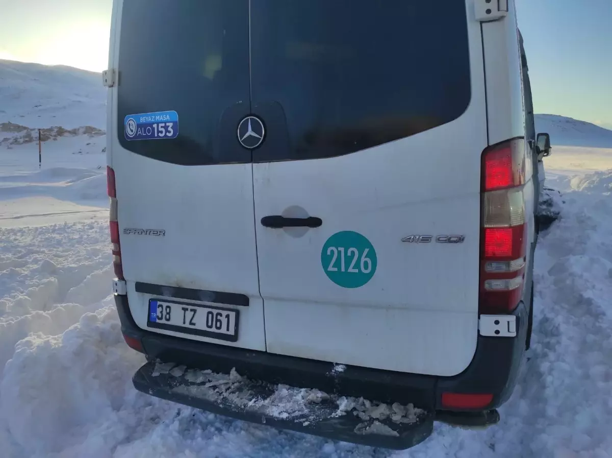 Kayseri\'de Minibüs ve Taksi Çarpıştı: 16 Yaralı