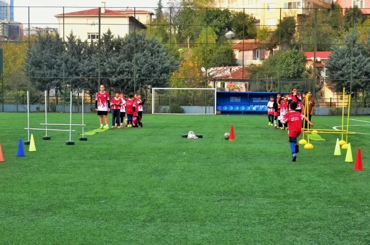Kış spor okullarında futbol antrenmanları tüm hızıyla sürüyor