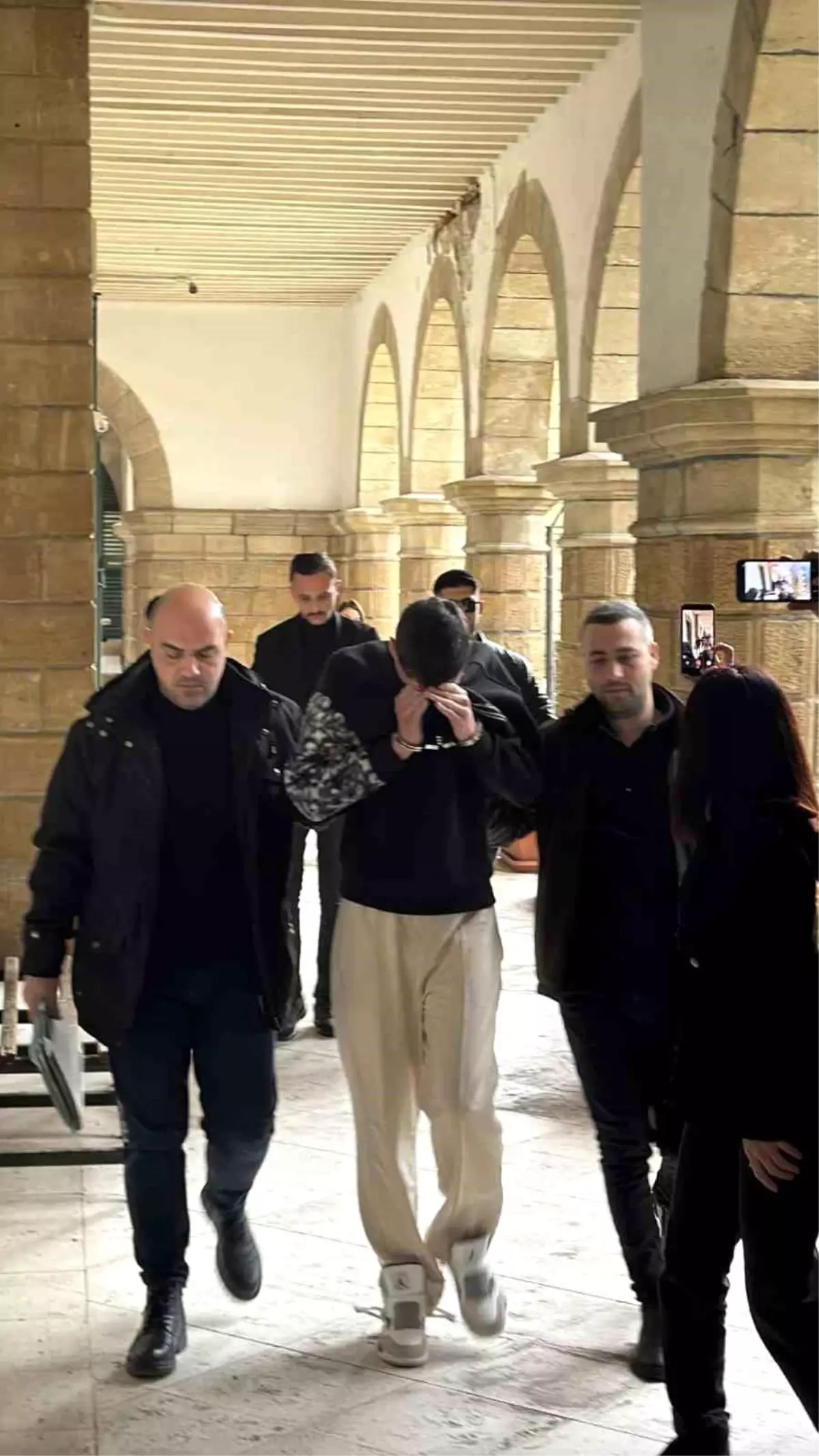 KKTC\'de Galeriye Saldırı: İki Zanlı Tutuklandı