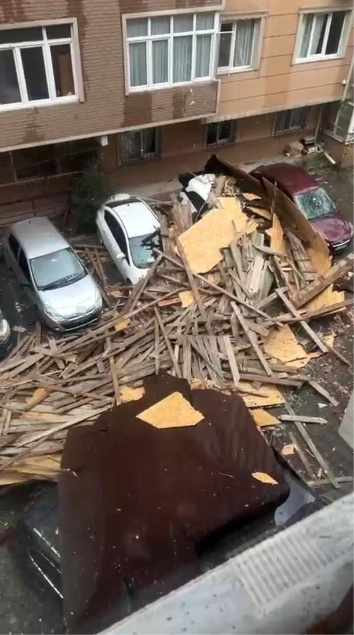 Kocaeli\'de sadece bir mahallede 186 evin çatısı uçtu, hasar tespit çalışmaları devam ediyor