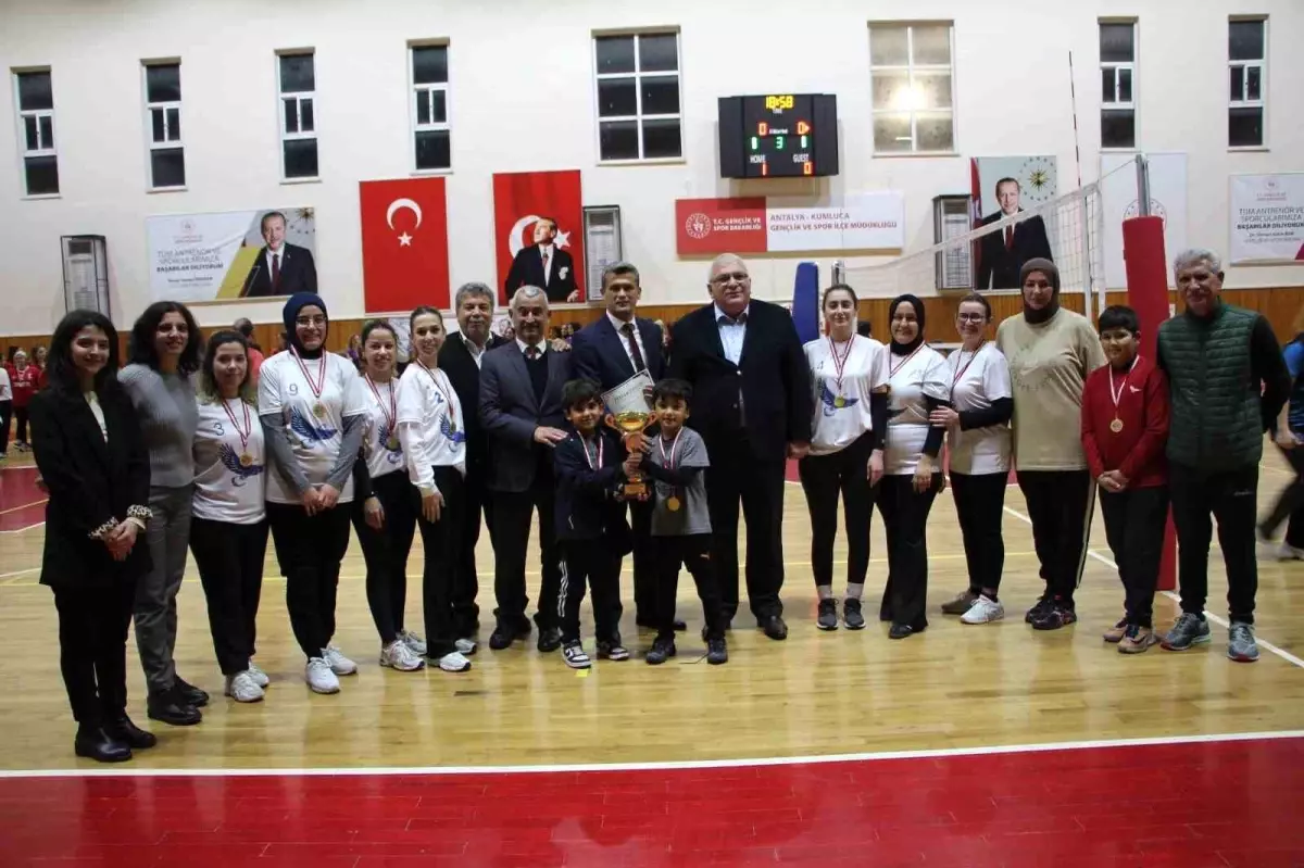 Kumluca\'da kadınlar öğretmenler arasında düzenlenen voleybol turnuvası sona erdi