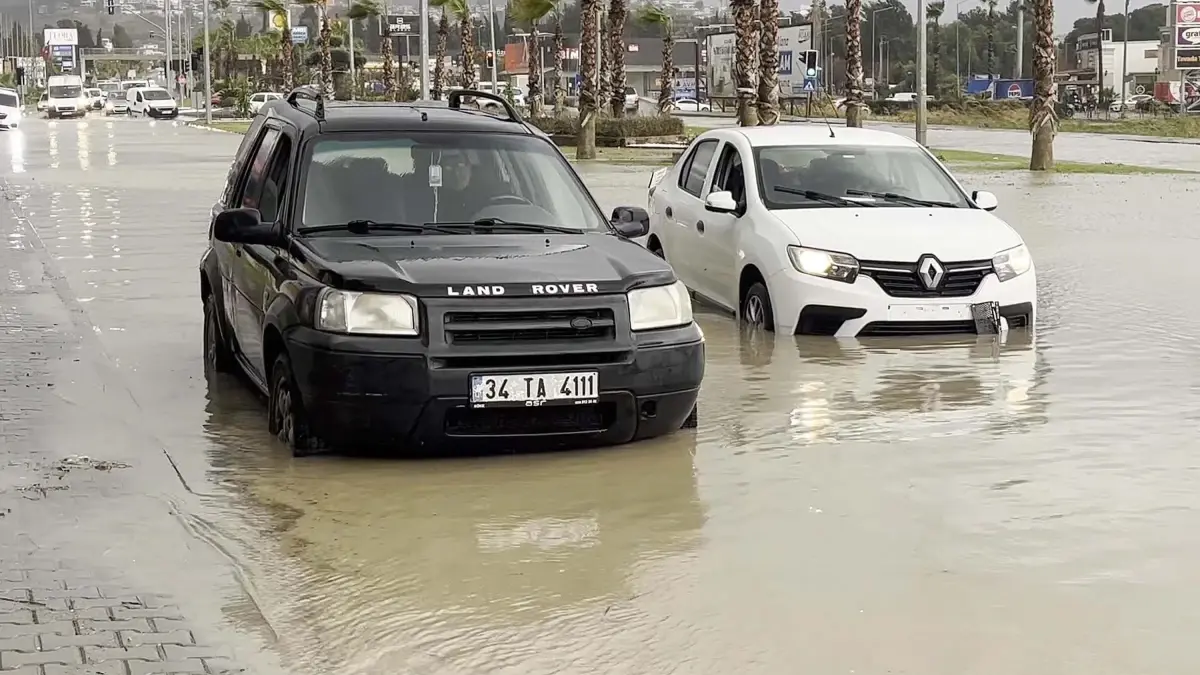 Kuşadası\'nda Fırtına ve Sağanak Yaşamı Olumsuz Etkiledi