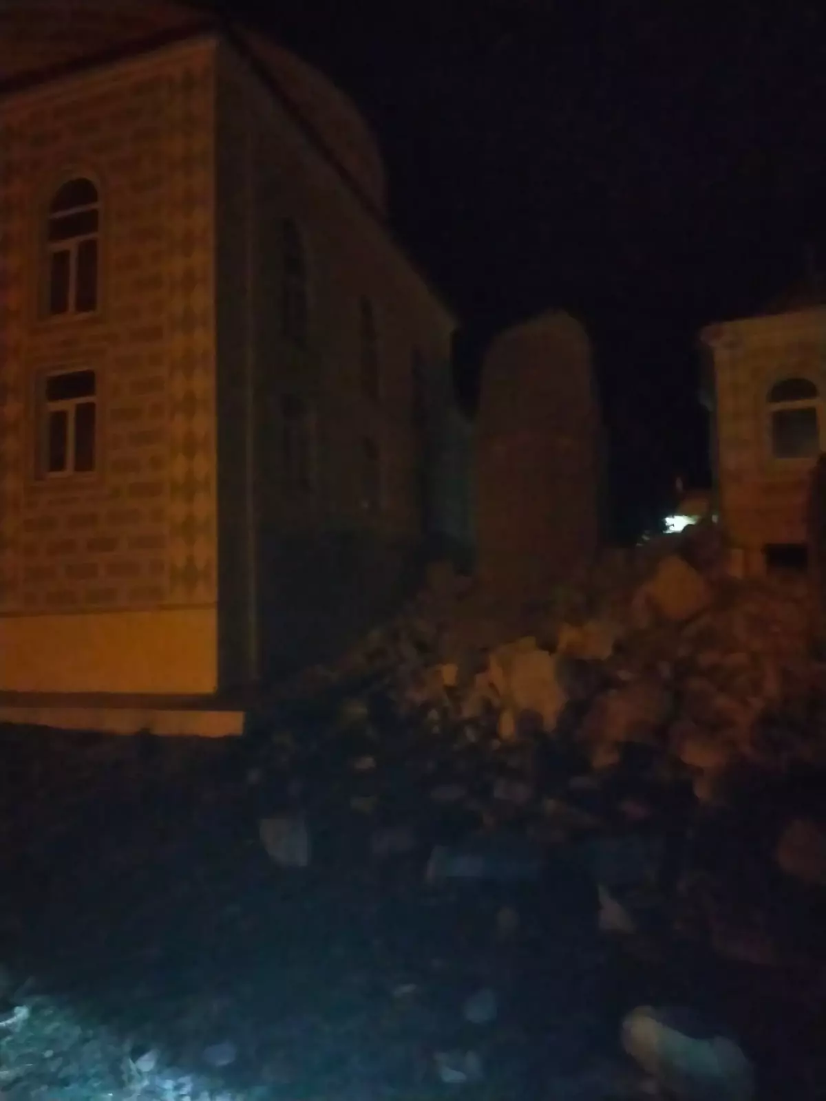 Selendi\'de Fırtına Minareyi Devirtti