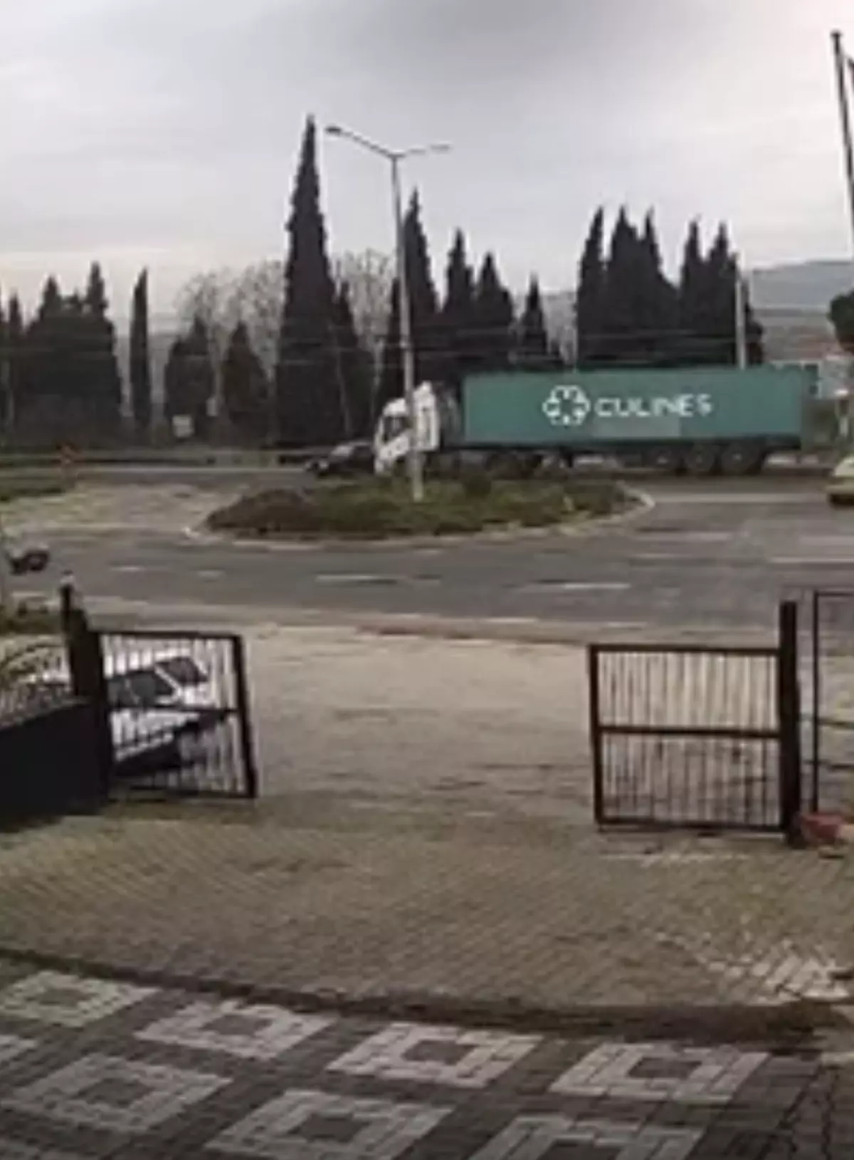 Turgutlu\'da Kaza: Otomobil TIR ile Çarpıştı