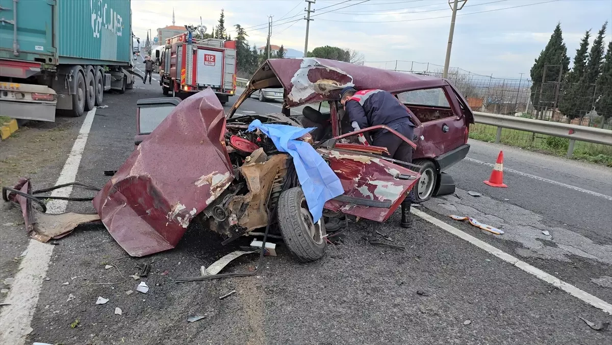 Turgutlu\'da Tır ve Otomobil Çarpıştı