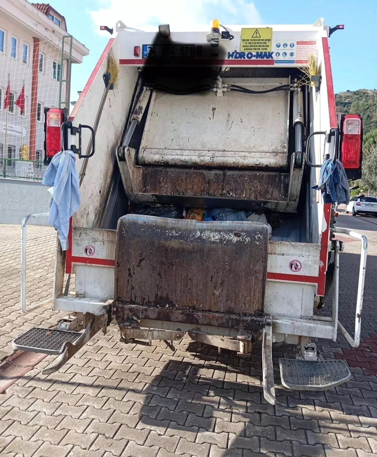 Marmaris\'te Belediyesi çöp kamyonunun çarptığı kadın öldü