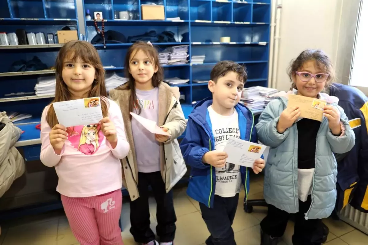 Minik ellerden büyük mutluluk: Anaokulu öğrencileri ilk mektuplarını PTT\'ye teslim etti