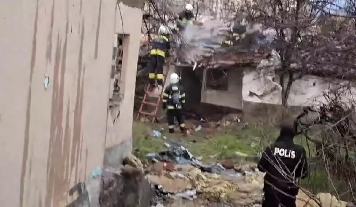 Eskişehir\'de Metruk Ev Yangını