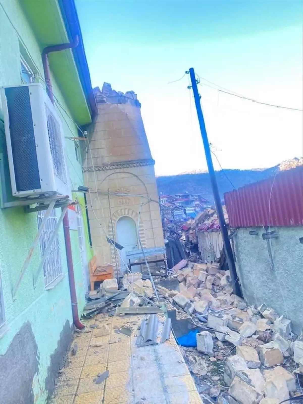 Niğde\'de Fırtına Minareyi Yıktı