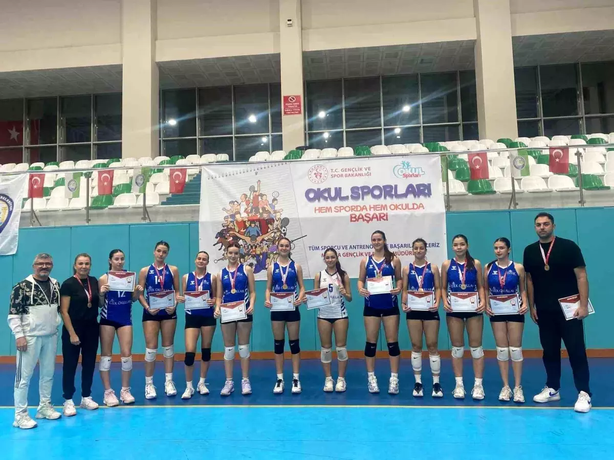 Manisa\'da Voleybol Gençler Grup Müsabakaları Sona Erdi
