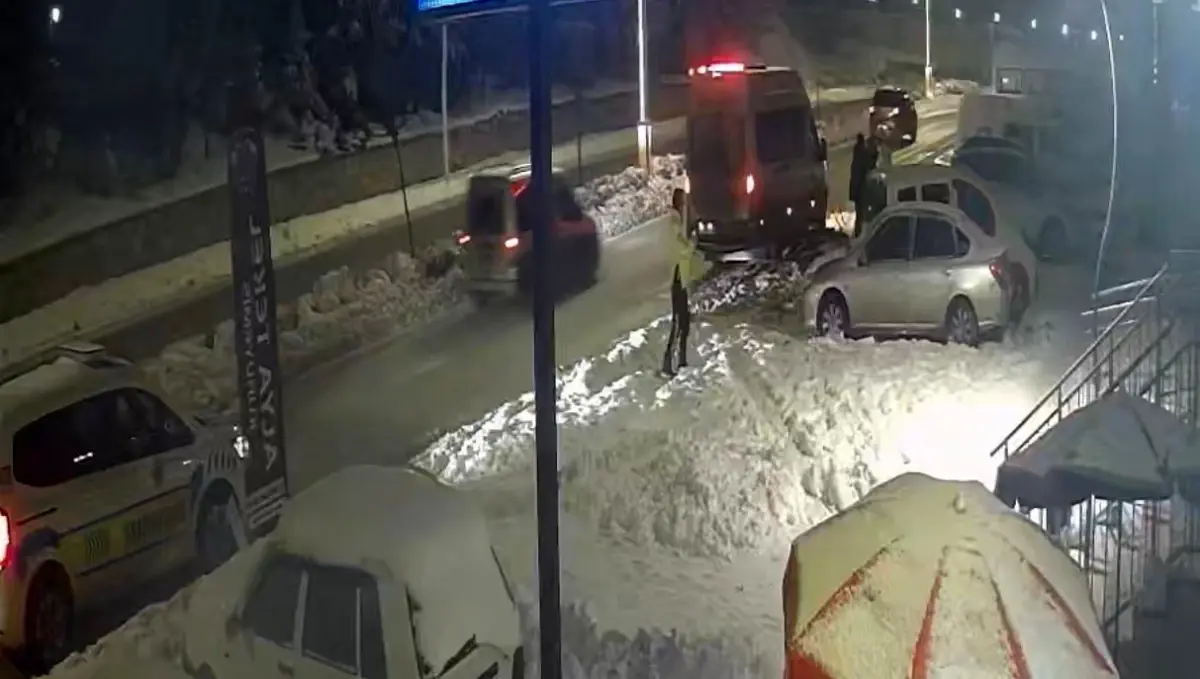 Elazığ\'da Geri Manevra Kaza Yaptı