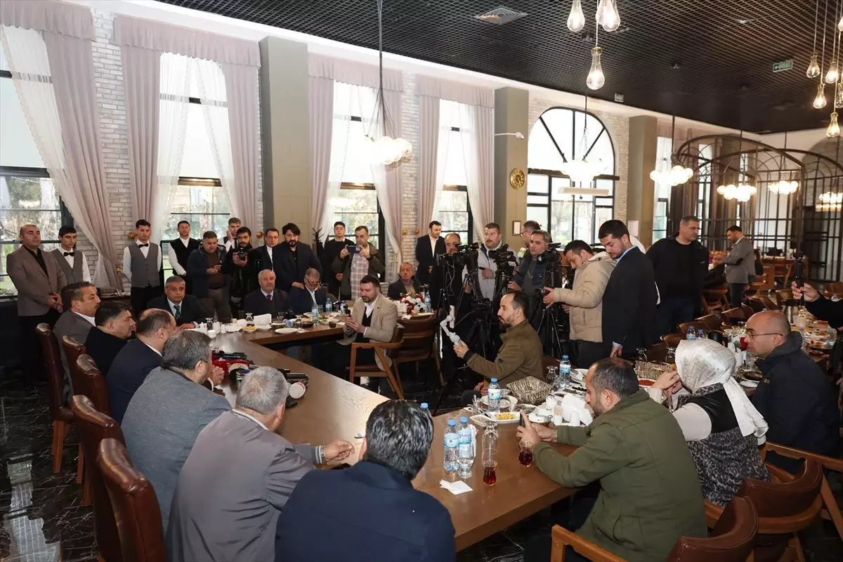 Gazetecilere Övgü ve Teşekkür