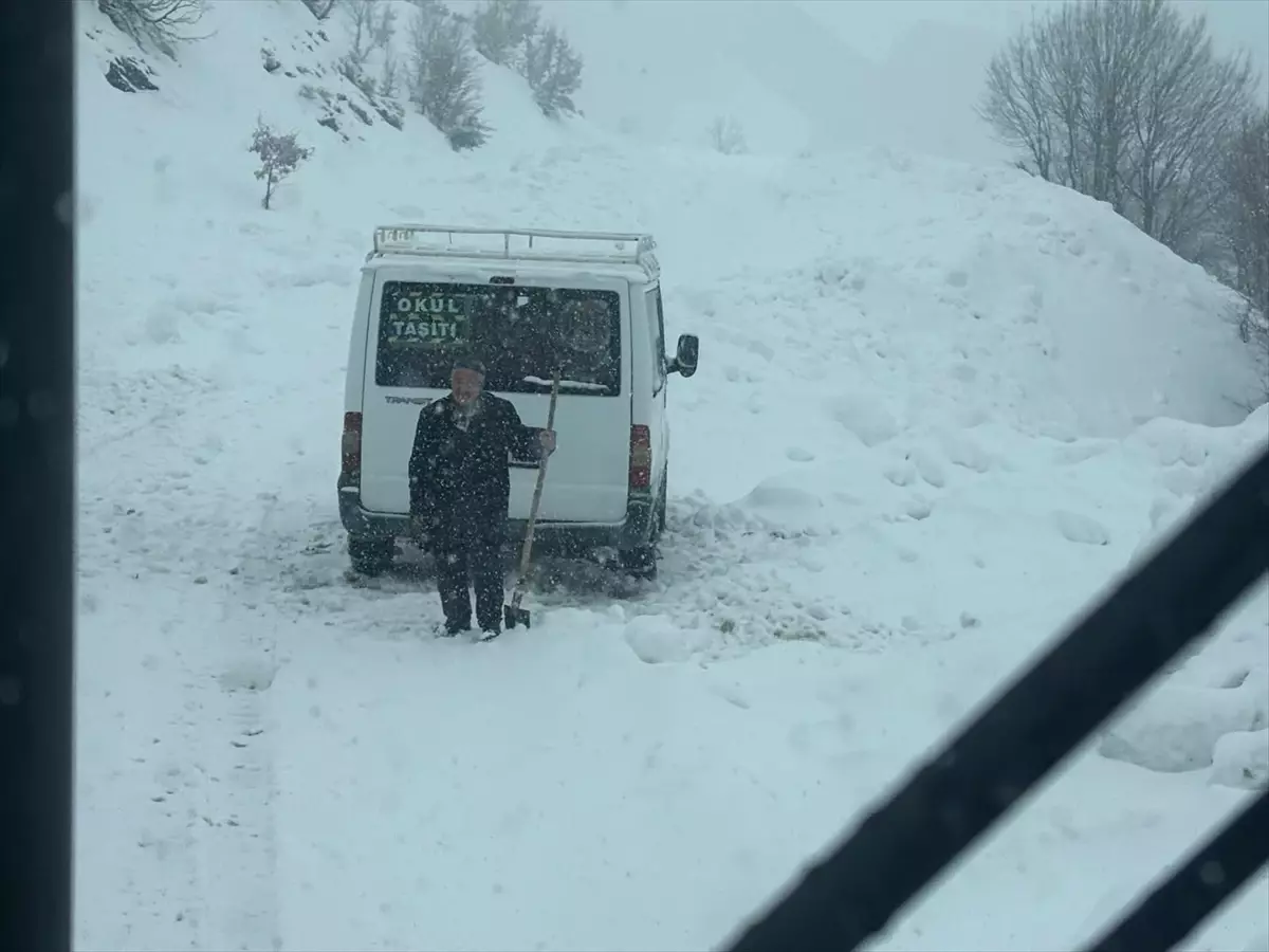 Siirt\'te Mahsur Kalan Öğrenci Minibüsü Kurtarıldı