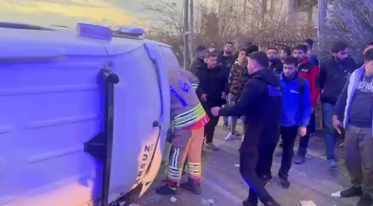 Hatay\'da TIR Minibüse Çarptı: 14 Yaralı