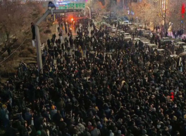 Trump, İran'ı açık açık tehdit etti: Bunu yaparsanız ülkeyi çok sert vuracağız Trump, İran'ı açık açık tehdit etti: Bunu yaparsanız ülkeyi çok sert vuracağız