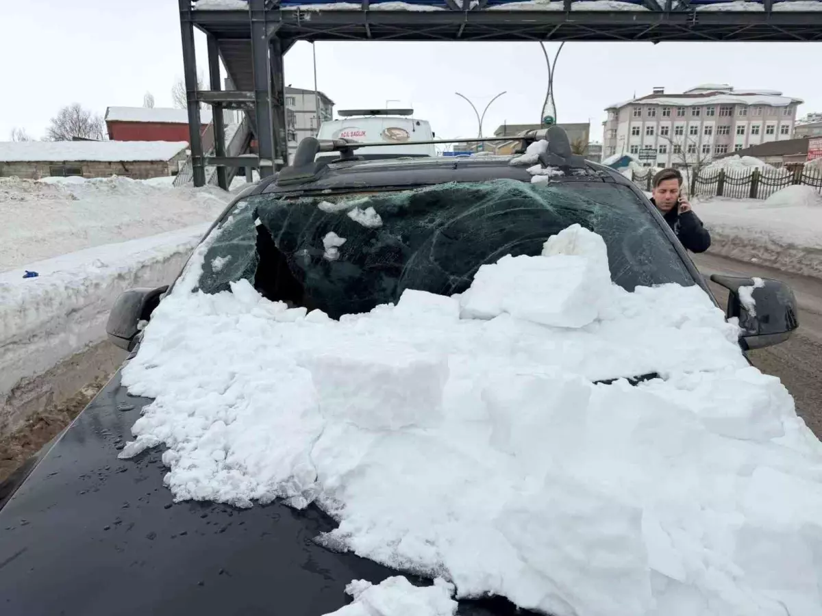 Yüksekova\'da Kar Kütlesi Kamyonete Düştü: 1 Yaralı