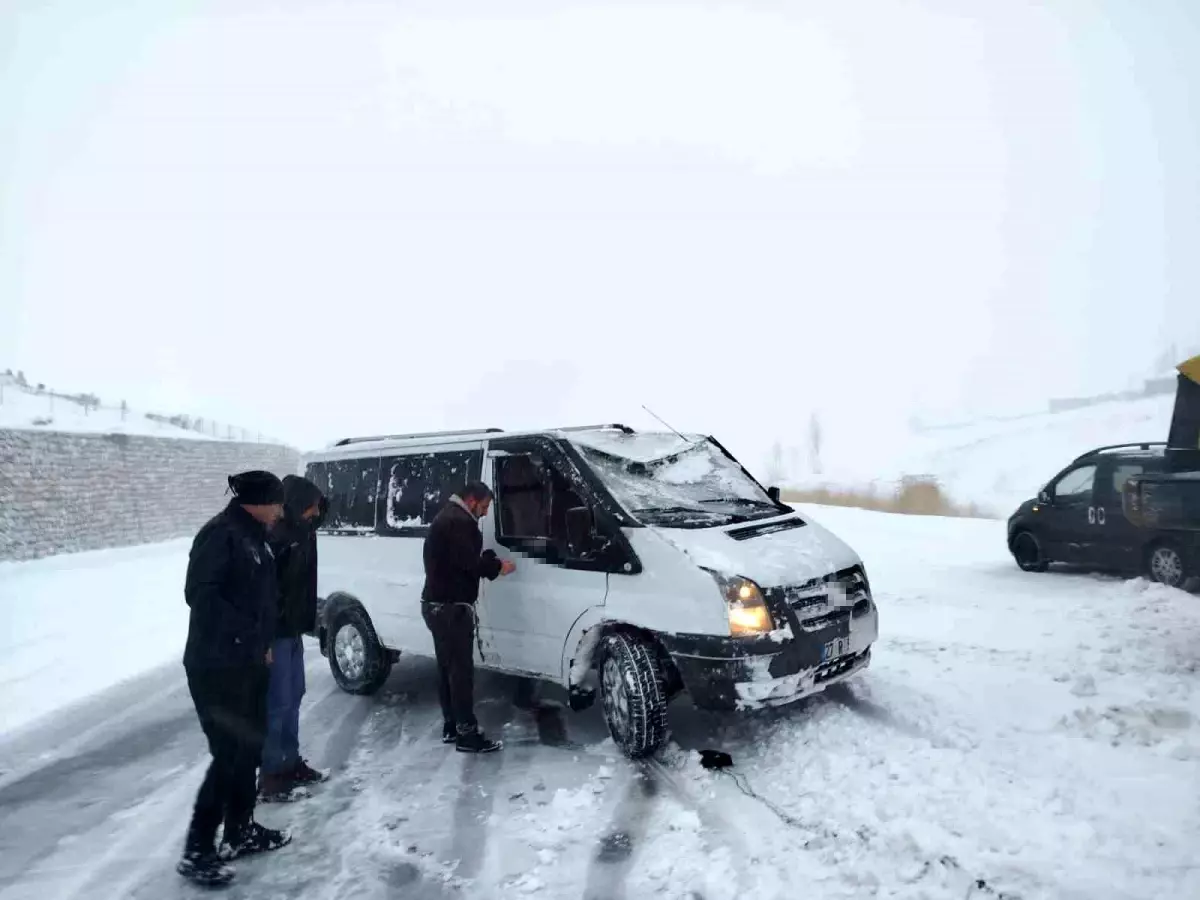 Van\'da yoldan çıkan minibus kara saplandı