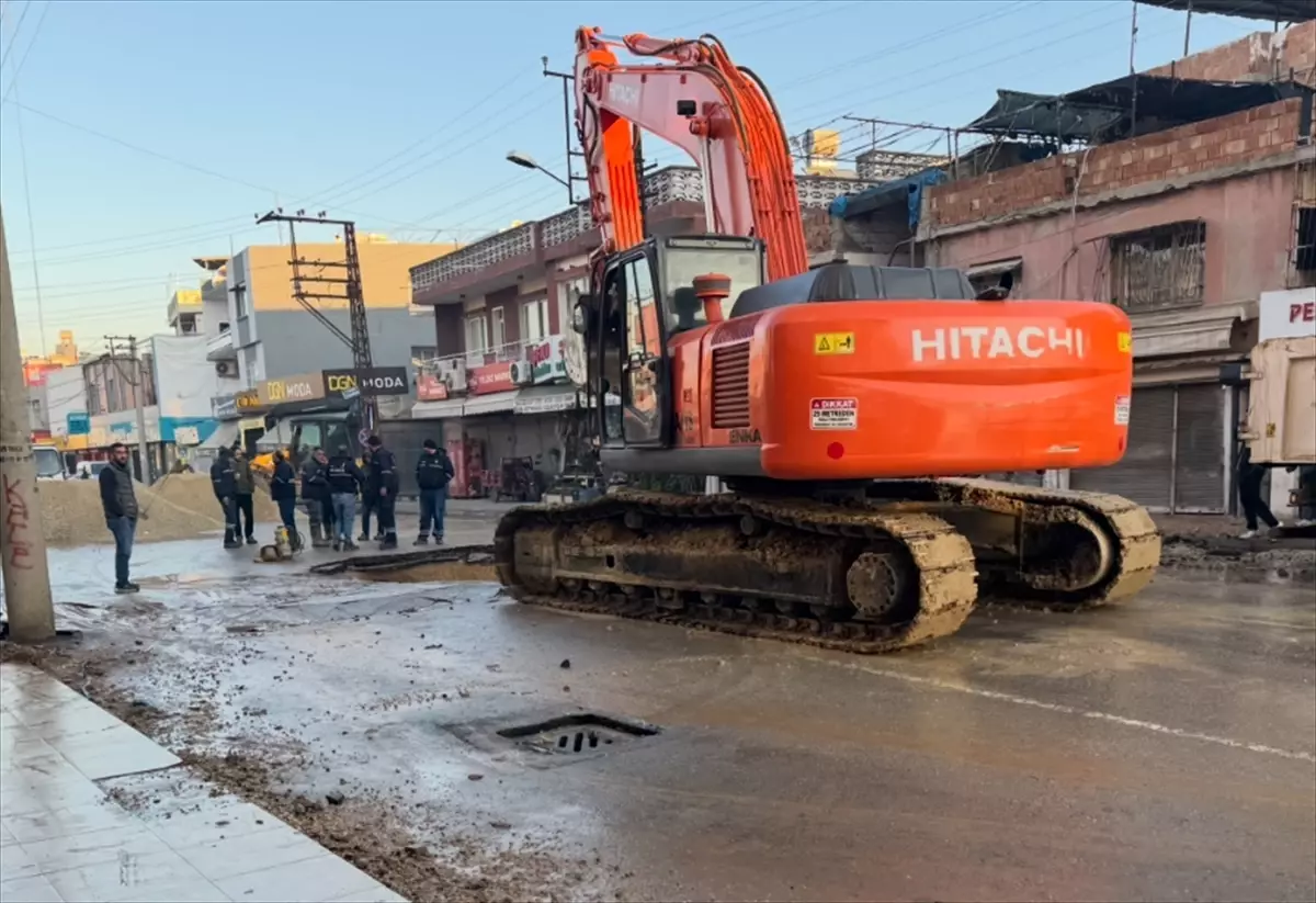 Adana\'da Su Borusu Patladı, Cadde Göçtü