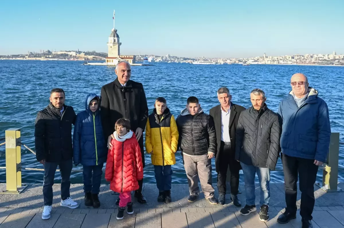 Çocuklar Kardan Kız Kulesi ile İstanbul\'da